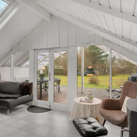 4 Bedroom Stunning In Ferienhaus Kalundborg